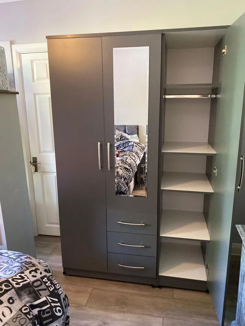 3 door wardrobe with 1 mirror, 3 bottom drawers