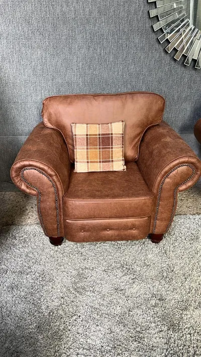 Oakland Armchair – Vintage Elegance Meets Modern Comfort