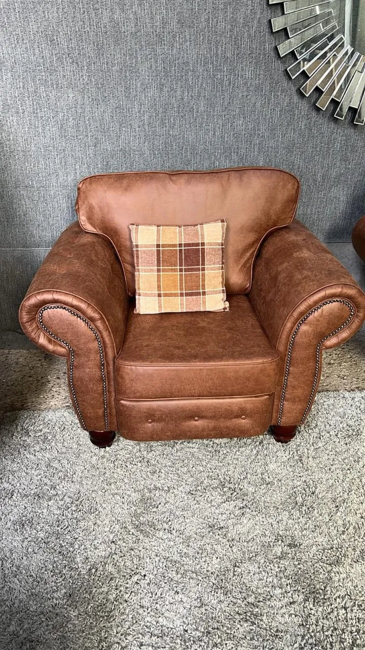 Oakland Armchair – Vintage Elegance Meets Modern Comfort