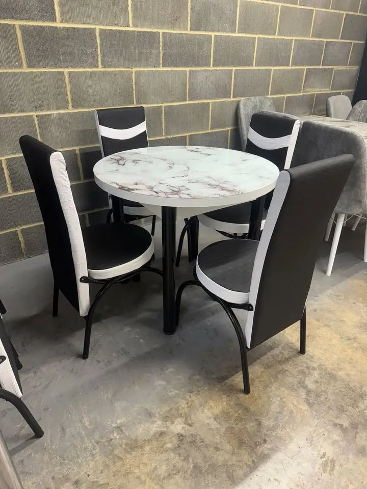 Round Dining Table – Modern Dining Table